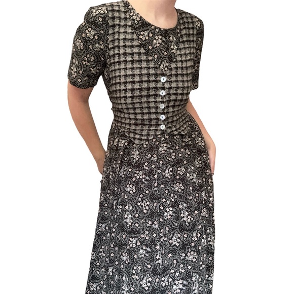 All that Jazz Dresses & Skirts - *SOLD* ‘80s or ‘90s prairie-inspired floral dress